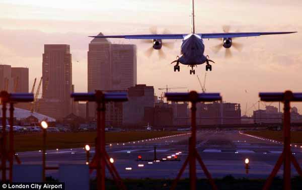 伦敦起飞客机机翼摇摇欲坠 乘客目睹险情终安全着陆