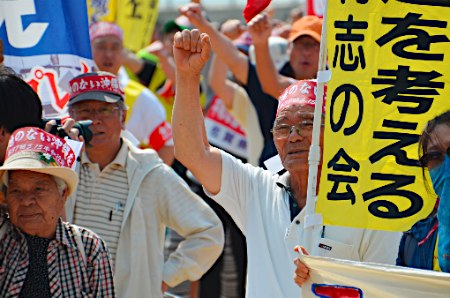 日本冲绳市民游行要求关闭美军基地
