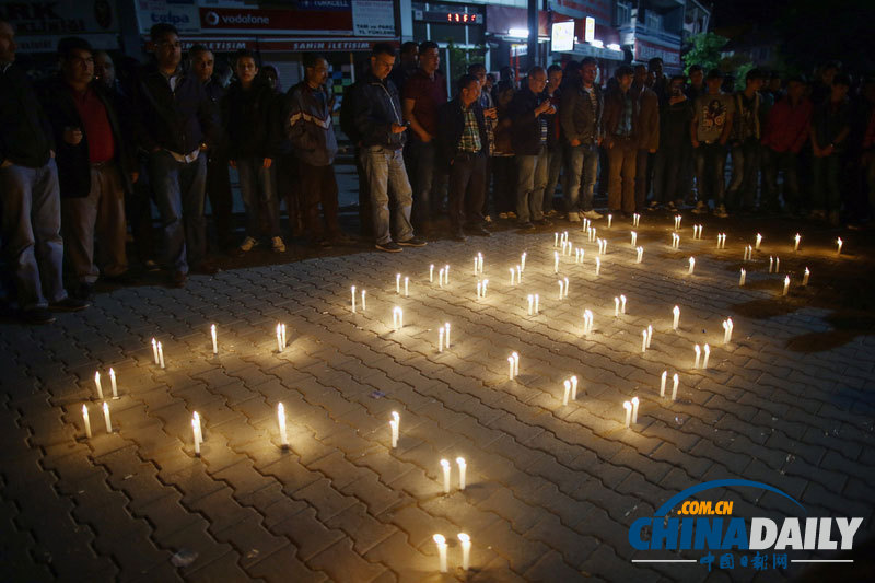 土耳其矿难致逾250人遇难 民众点蜡烛悼念遇难者