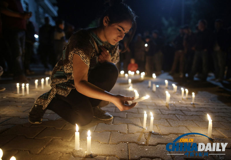 土耳其矿难致逾250人遇难 民众点蜡烛悼念遇难者