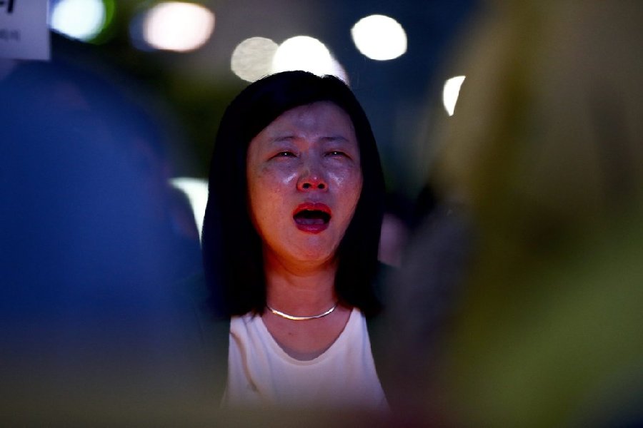 韩民众要求朴槿惠为沉船事故负责 与防暴警察冲突