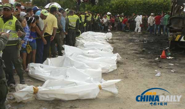 哥伦比亚司机倾倒燃料致大巴起火 30余儿童丧生