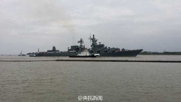 俄“瓦良格”号等舰抵达上海 东海舰队水兵列队欢迎