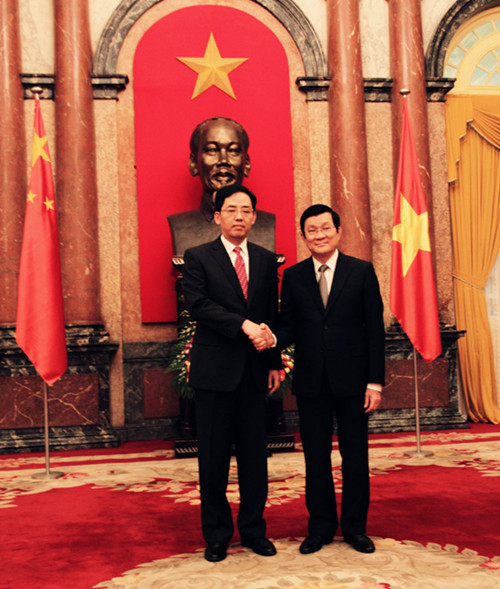 新任中国驻越大使洪小勇向越南国家主席张晋创递交国书