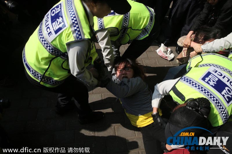 韩大学生就沉船事故示威要求内阁辞职 遭警察逮捕
