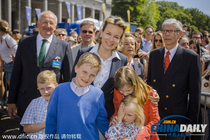 比利时国王参加“马拉松” 王后携子女加油助威
