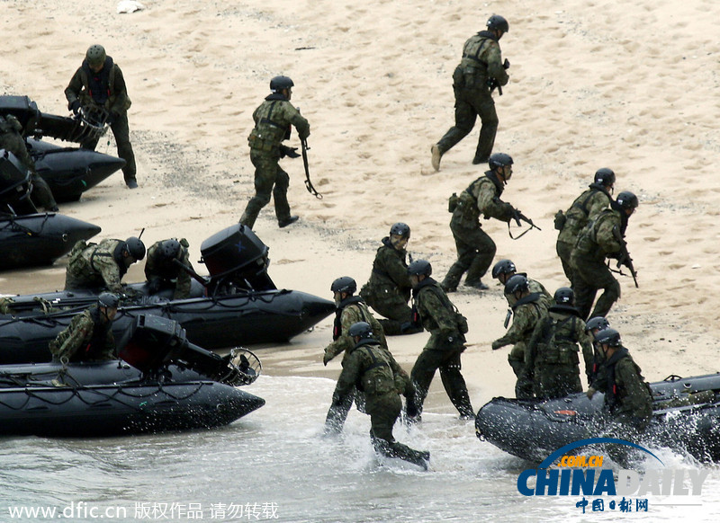 日本“海军陆战队”实施夺岛训练 橡皮艇发挥大作用