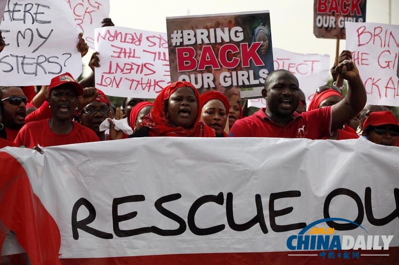 尼日利亚民众游行要求政府拯救被绑数百女学生