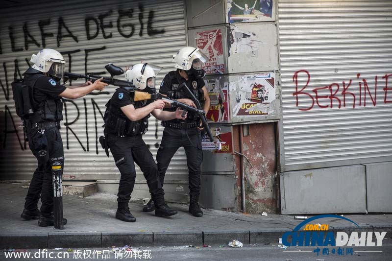 土耳其民众与防暴警察冲突 现场火光冲天
