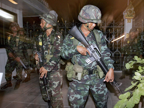 泰国军方发布四项命令 紧急撤换警察总司令等人
