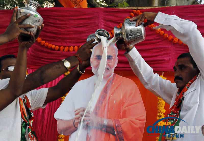 印度人民党支持者向莫迪图片浇牛奶 庆祝就任总理