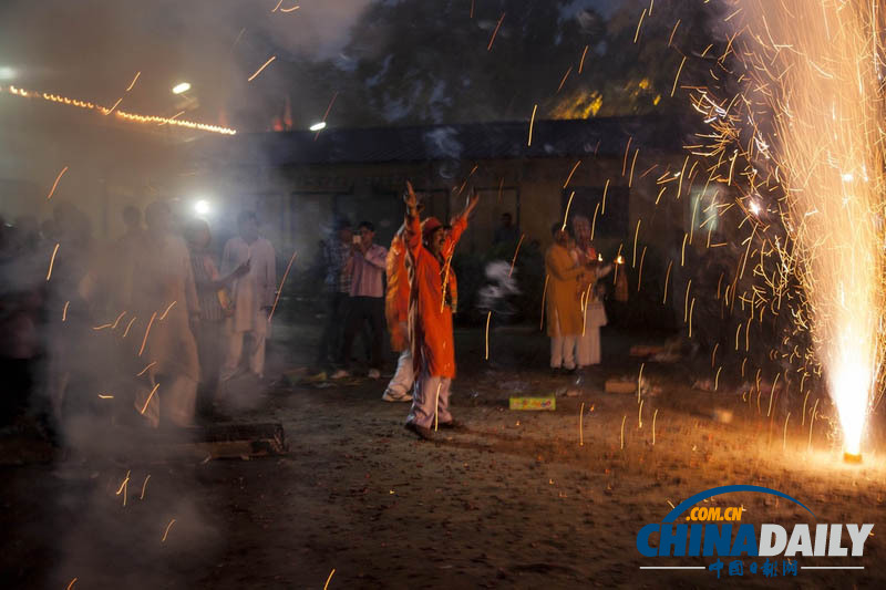 印度人民党支持者向莫迪图片浇牛奶 庆祝就任总理