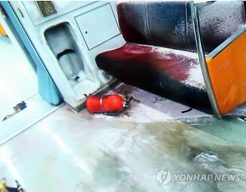 韩国首尔地铁车厢失火 系乘客蓄意纵火