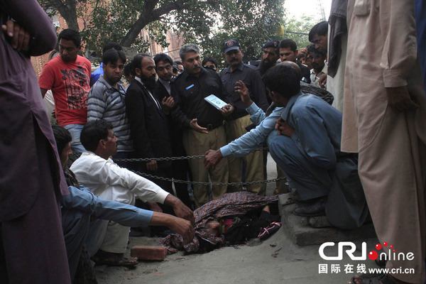 巴基斯坦女子与所爱男子结婚 被家人扔石块砸死