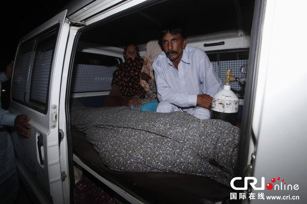 巴基斯坦女子与所爱男子结婚 被家人扔石块砸死