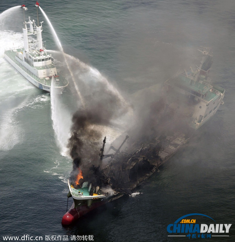 日本油轮爆炸起火致1人失踪4人受伤 船体严重受损
