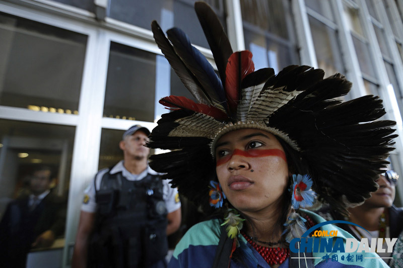 巴西土著因土地问题围堵司法部 手持弓箭与警方对峙