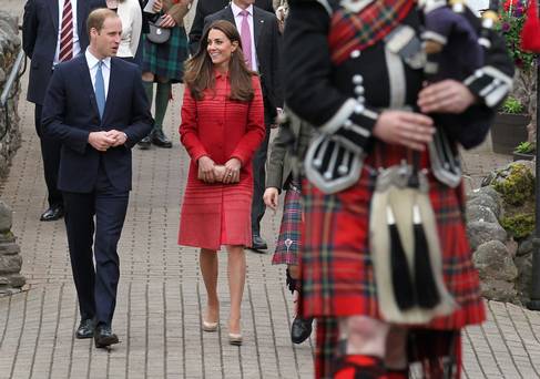 英媒：凯特王妃访苏格兰 外套或加铅块防走光