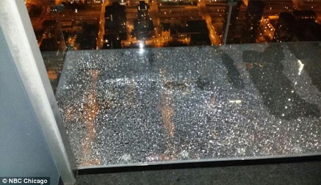 步步惊心：芝加哥103层玻璃观景台破碎