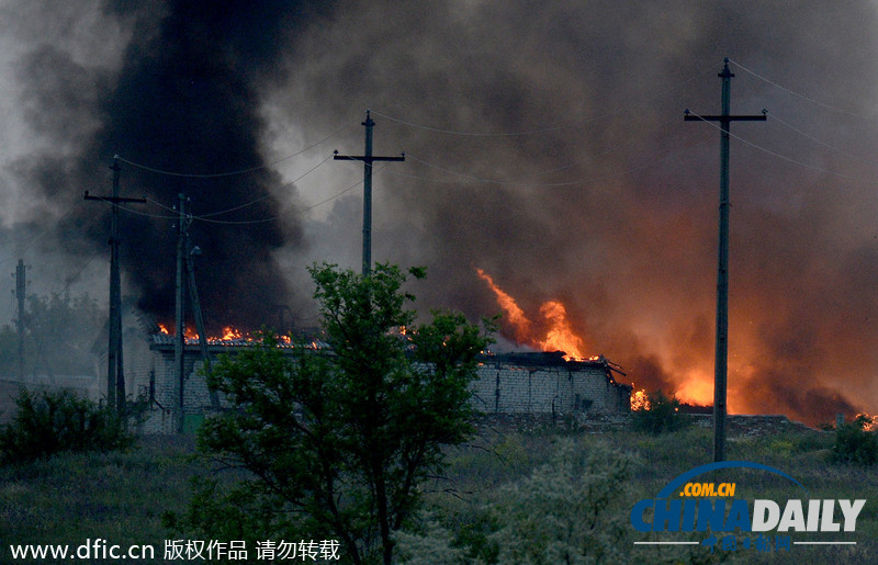 乌克兰民间武装摧毁卢甘斯克一弹药库