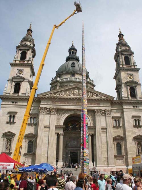 匈牙利民众用积木搭起34.74米乐高塔 刷新世界纪录
