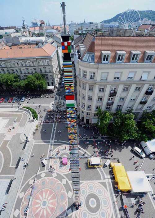 匈牙利民众用积木搭起34.74米乐高塔 刷新世界纪录