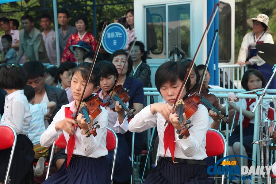 朝鲜庆祝儿童节 外国小朋友参加