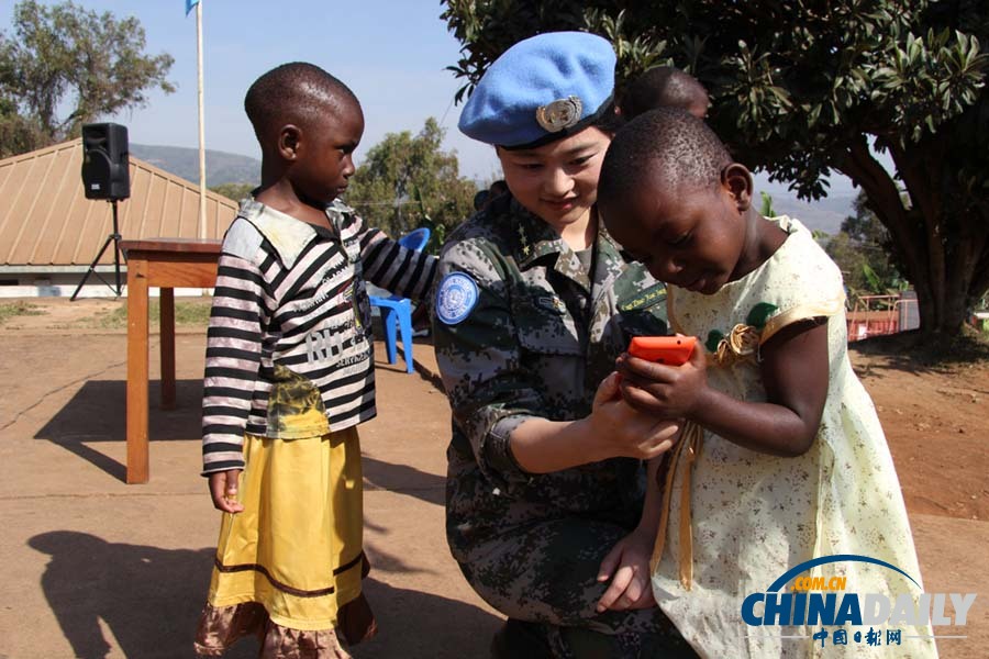 我驻刚果（金）维和医疗分队官兵“六一”走进当地SOS儿童村