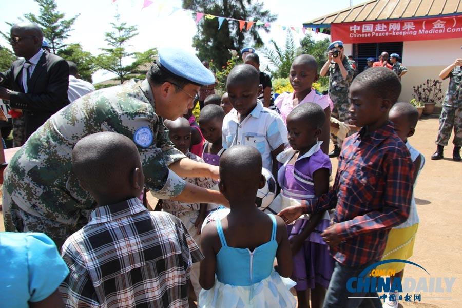 我驻刚果（金）维和医疗分队官兵“六一”走进当地SOS儿童村