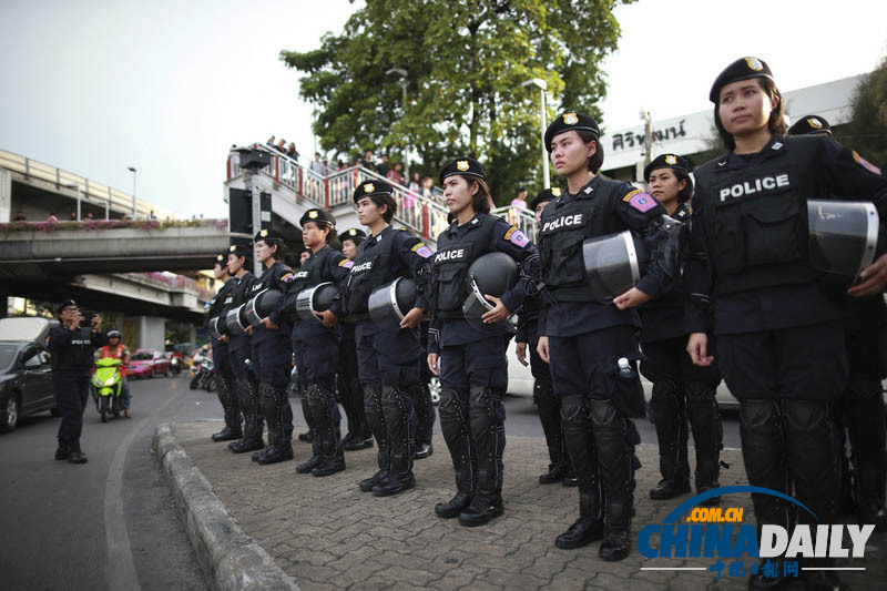 泰国女警封锁道路阻止示威活动