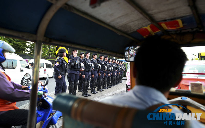 泰国女警封锁道路阻止示威活动