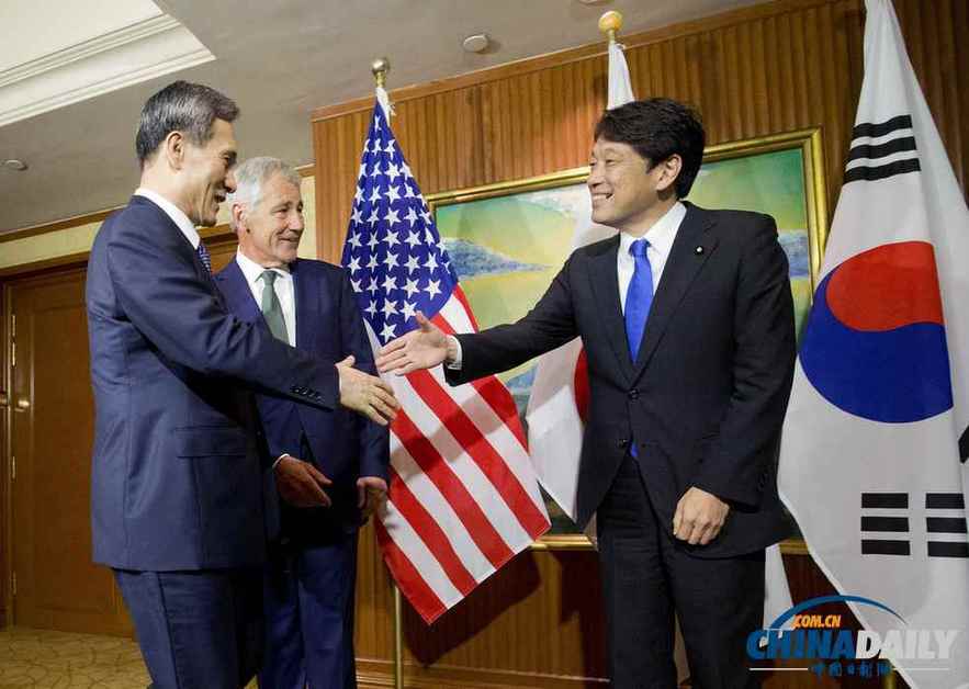 美日韩国防部长香格里拉对话会前握手