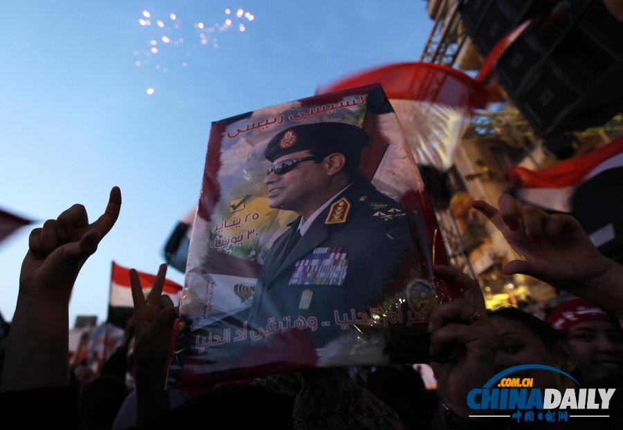 塞西当选埃及总统 男子亲吻其海报庆祝