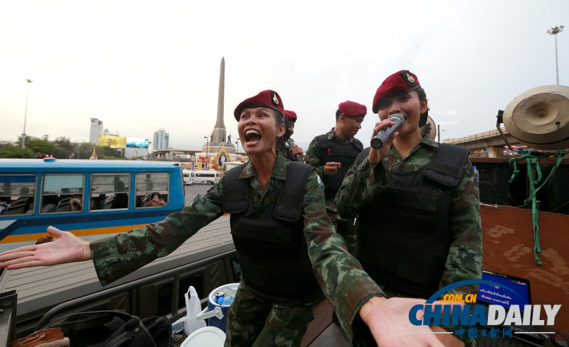 泰国女兵街头深情献唱与民众合影