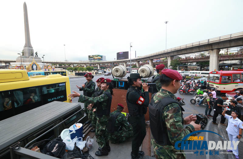 泰国女兵街头深情献唱与民众合影