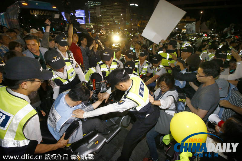韩国残疾人示威要求保障人权 与警方激烈冲突