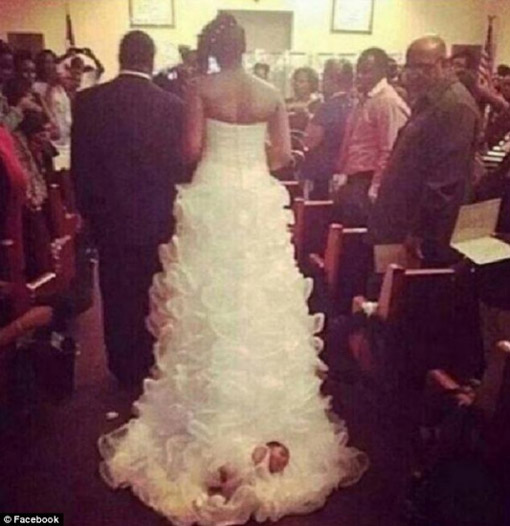 新娘带娃结婚：把襁褓女婴绑婚纱上拖进教堂（图）