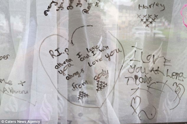 英国女孩患骨癌去世 镜子背后留3000字感人遗言