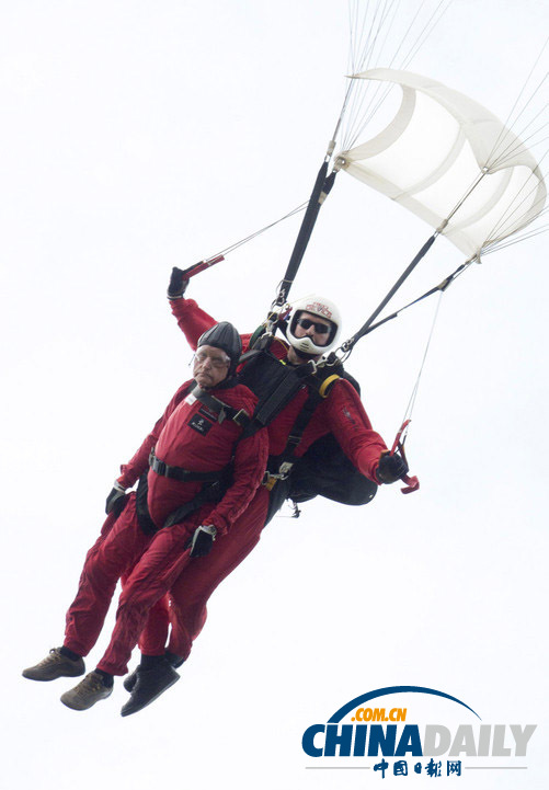 9旬高龄老兵重现跳伞登陆 纪念诺曼底登陆70周年