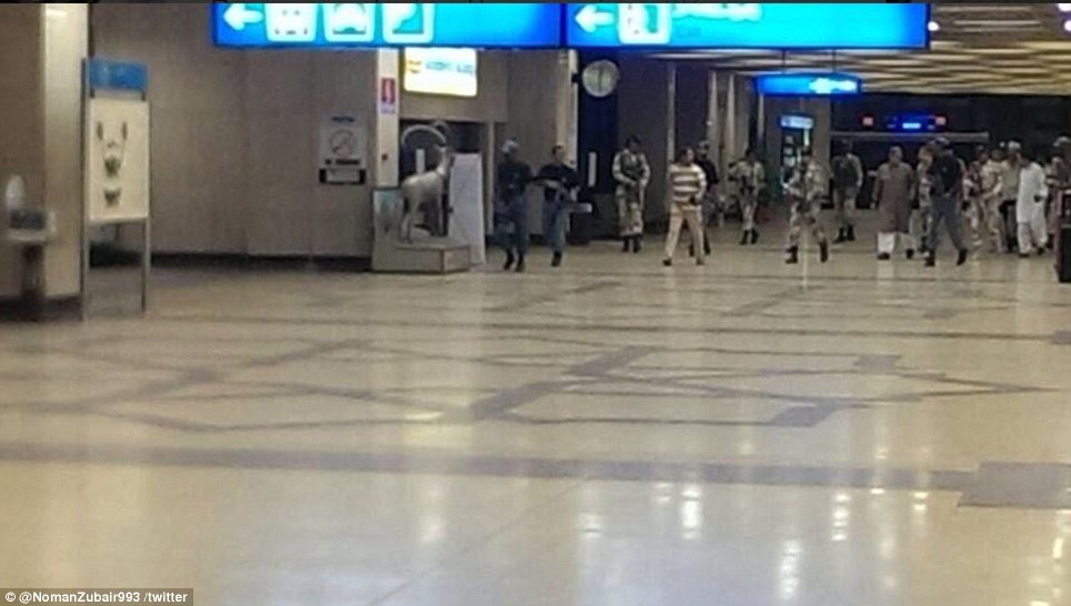 武装分子化装成安保人员袭击卡拉奇机场 21人死亡