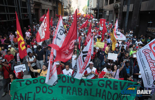 巴西圣保罗地铁罢工引混乱 导致球迷耽误进城时间