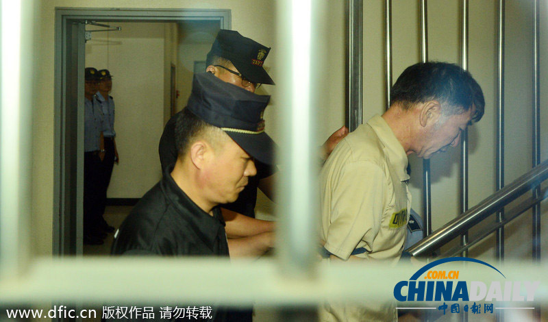 韩国沉船事故举行公审 15名船员出庭受审