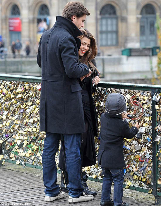 “爱情锁”太多致巴黎艺术桥被压垮