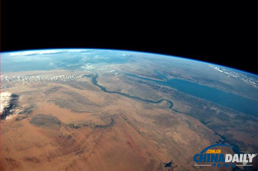 美宇航员发照片展示埃及沙漠与红海交汇壮观场景