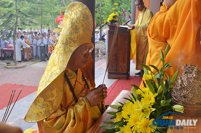 越南广治省4000佛子祈求南海和平