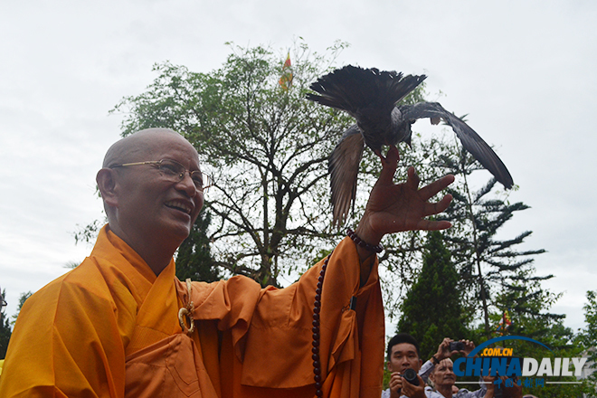 越南广治省4000佛子祈求南海和平