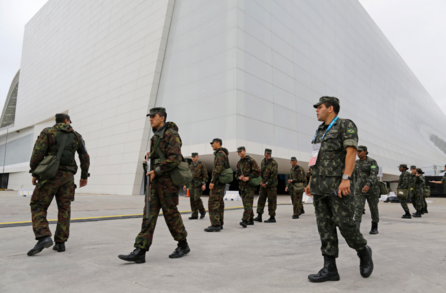 荷枪实弹的安保人员在世界杯揭幕战球场巡逻