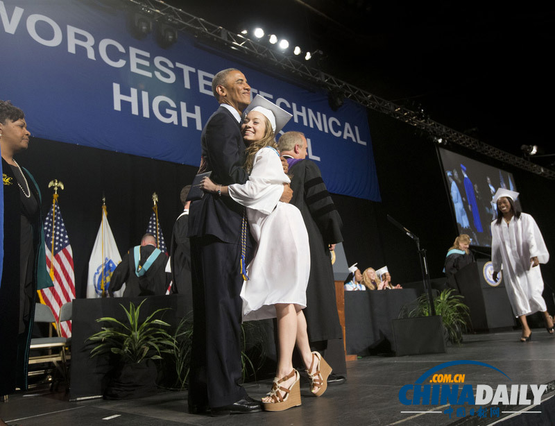 奥巴马参加毕业典礼 获美女学生热情拥抱