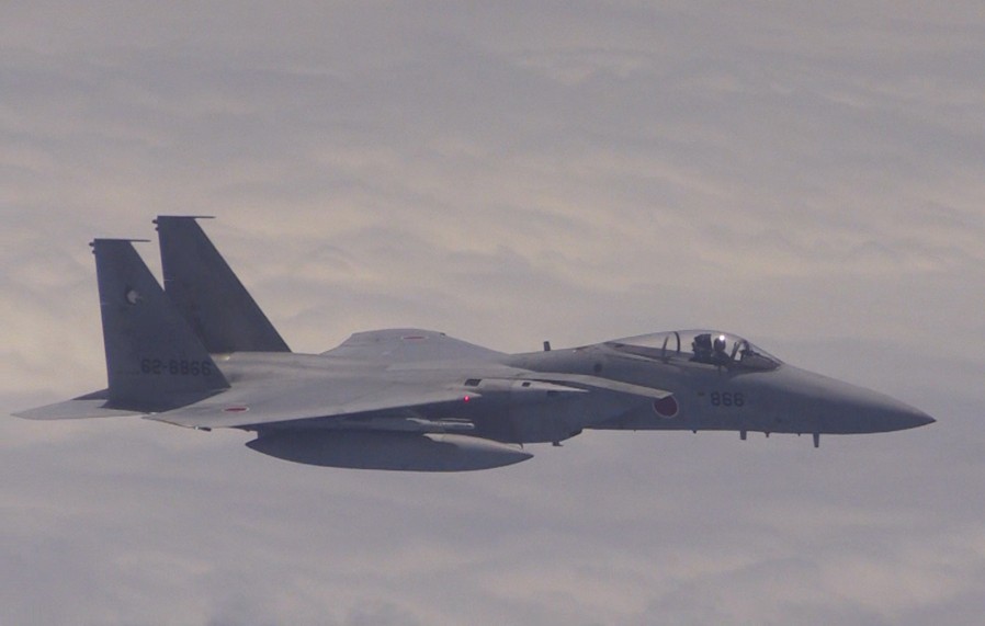 国防部公布日本F-15对我方飞机做危险动作图像