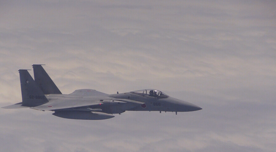 日F-15战斗机近距离跟踪我图-154飞机